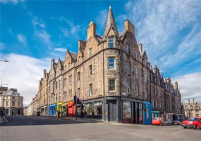 Spacious boutique two-bedroom apartment next to the castle